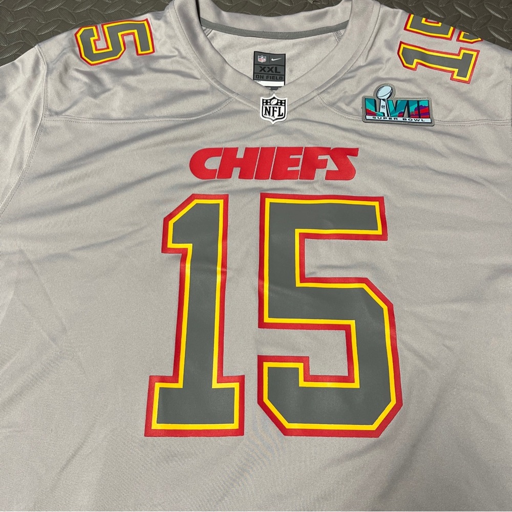 PATRICK MAHOMES #15 NIKE NFL JERSEY KANSAS CITY CHIEFS GREY SUPER BOWL 57 - Picture 4 of 15